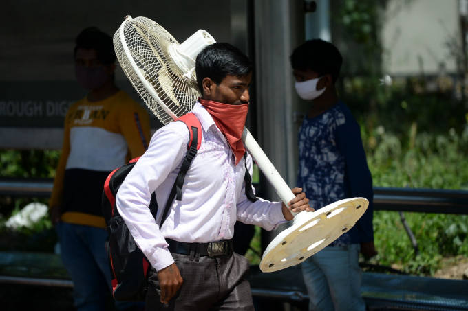 Delhi, Ấn Độ: Một người lao động nhập cư rời thủ đô về quê (Ảnh: Sajjad Hussain/AFP via Getty Images).