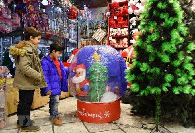   Một cửa hàng bán đồ trang trí Giáng sinh tại Damascus, Syria. (Ảnh: THX/TTXVN)  