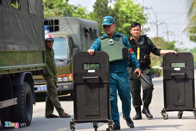 Cảnh sát đưa khiên chống đạn chắn lối vào bên trong.