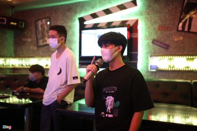 Việc karaoke luôn là ngành đóng cửa đầu tiên và mở cửa cuối cùng sau mỗi lần dịch khiến họ cảm thấy bị động và chán chường. Ảnh: zingnews.vn