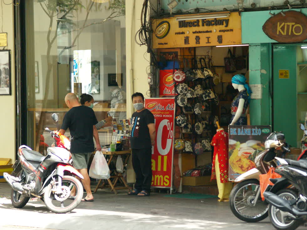 Một cửa hàng bán túi xách trên đường Đồng Khởi. Trước khi công bố dịch, đường Đồng Khởi vẫn sầm uất, nhiều du khách. Nay, nhiều cửa hàng quán chỉ có người bán, nhân viên nhìn nhau. (Ảnh: Tri Thức)