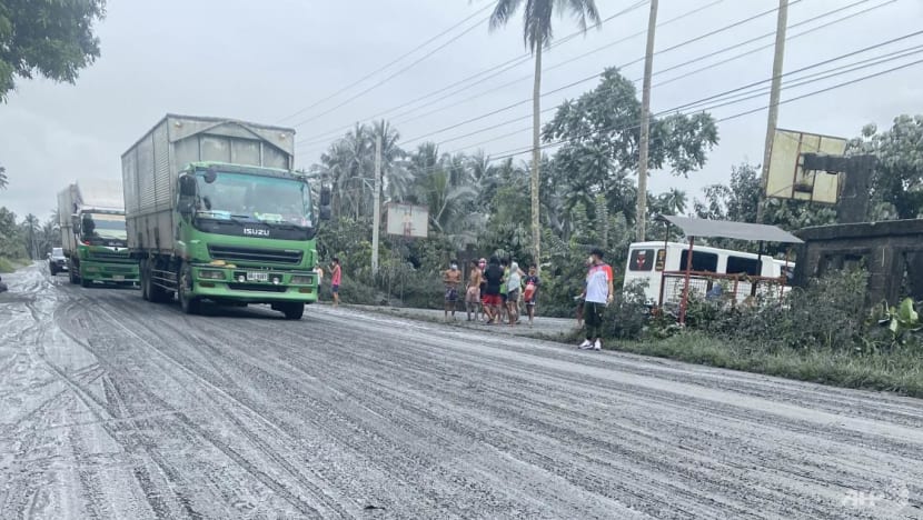 Tro phủ khắp các thị trấn ở Philippines sau khi núi lửa phun trào - Ảnh 4.