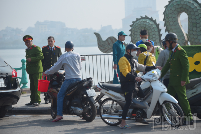 Tuy nhiên năm nay lực lượng chức năng các quận tại khu vực Hồ Tây đã trên khai kế hoạch mới nhằm hạn chế ngăn chặn người dân thả cá xả rác thải xuống hồ gây ô nhiễm môi trường, ùn tắc giao thông.