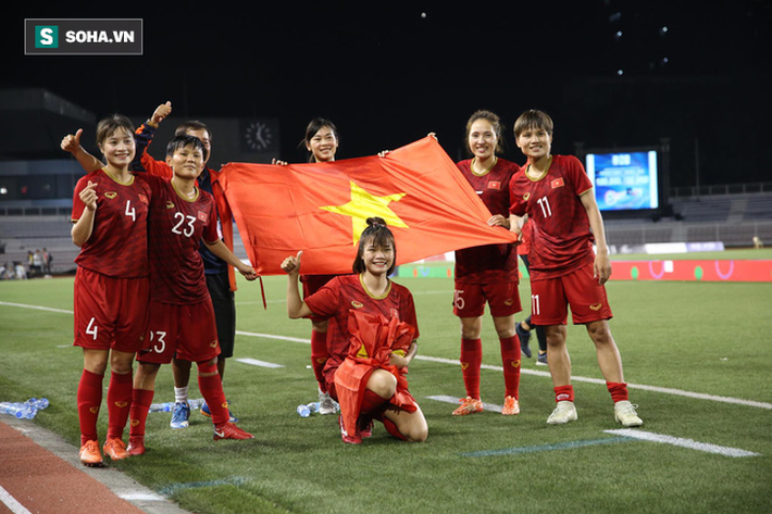 Chùm ảnh: HLV Mai Đức Chung và học trò rạng rỡ ăn mừng HCV SEA Games thứ 2 liên tiếp