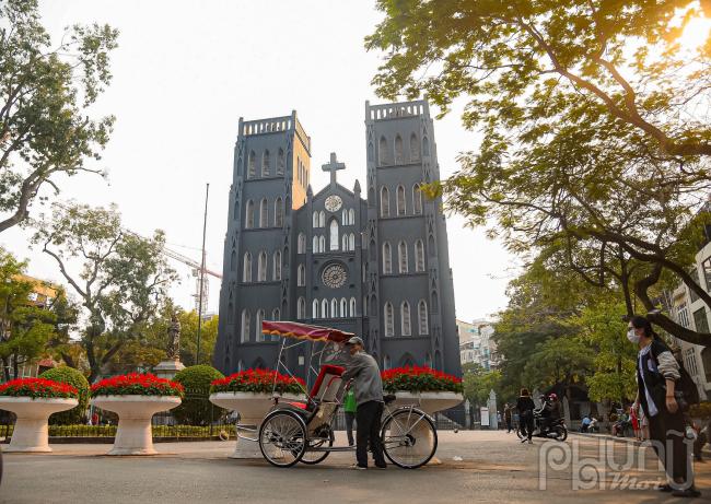 Mặc dù đang trong giai đoạn hoàn thiện nhưng thu hút rất nhiều người đến chụp ảnh.