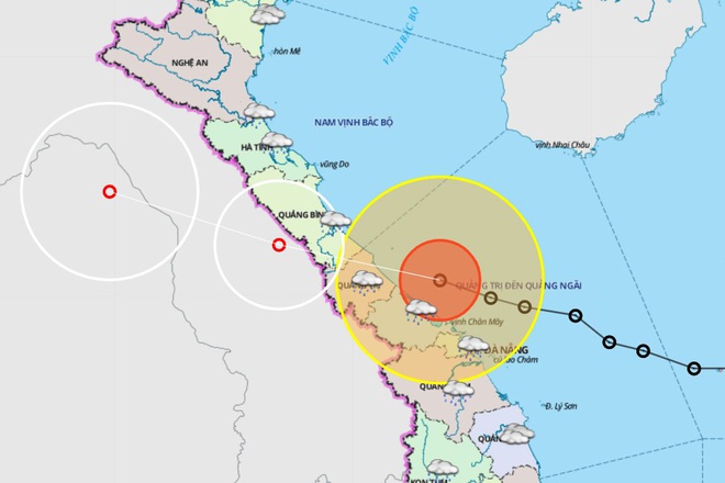 Bão liên tục giảm cấp trước khi đổ bộ đất liền. Ảnh: NCHMF.