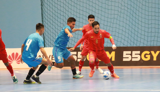 Tuyển futsal Myanmar (áo đỏ) thi đấu thành công tại vòng loại.