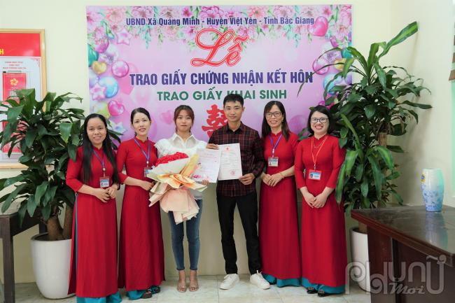 Tổ chức lễ trao giấy chứng nhận kết hôn và giấy khai sinh tại UBND các cấp.