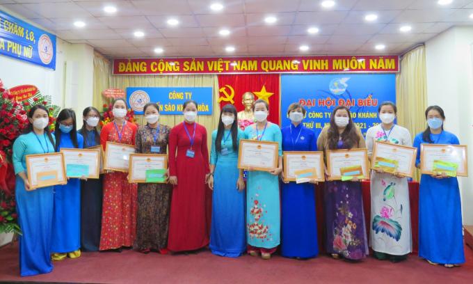 Lãnh đạo Công ty khen thưởng các cá nhân có thành tích xuất sắc trong công tác Hội Phụ nữ