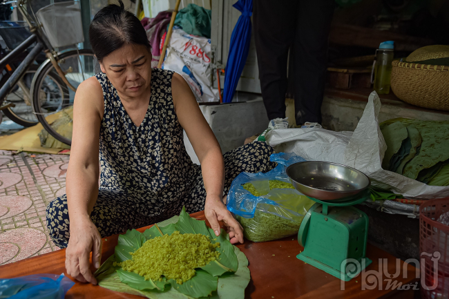 Cốm tươi thường được người dân gói bằng lá sen, hương lá sen dịu mát quện với hương cốm tươi gợi sự thanh khiết nhẹ nhàng dễ chịu. Cốm được bọc kỹ càng qua 2 lớp, bên trong là lá rong, bọc bên ngoài là lớp lá sen.