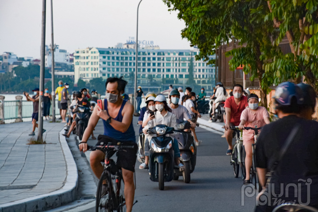 Nhiều người dân nghe tin gỡ bỏ giãn cách xã hội nhưng không đọc kỹ các nội dung nên vô tư thể dục, thể thao, vui chơi giải trí tại Hồ Tây.