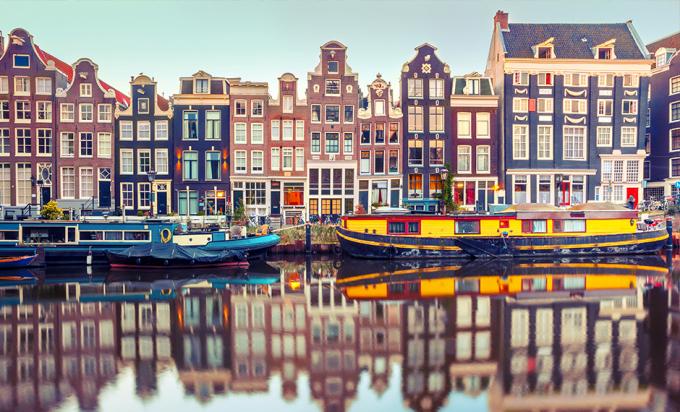 Được biết là một trong những con phố ăn ảnh nhất tại Amsterdam, Brouwersgracht có những nhà kho xếp thẳng hàng được xây dựng từ những thế kỷ 17 để sản xuất bia, làm da thuộc hay buôn bán gia vị.