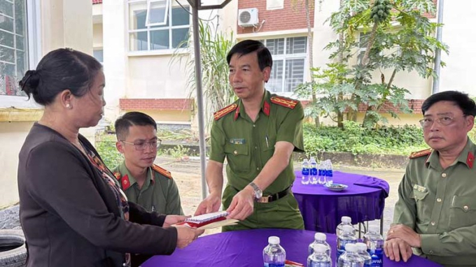 Đại tá Đinh Xuân Huy, Phó Giám đốc Công an tỉnh Lâm Đồng cùng đoàn công tác đến thăm viếng, chia buồn cùng thân nhân gia đình anh Phạm Ngọc Anh. Ảnh: LÂM VIÊN