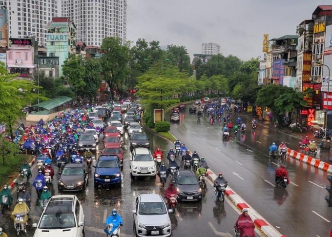 Lượng người và phương tiện phải di chuyển chậm, xuất hiện ùn tắc tại đường Láng. (Ảnh: Tuấn Đức/TTXVN)