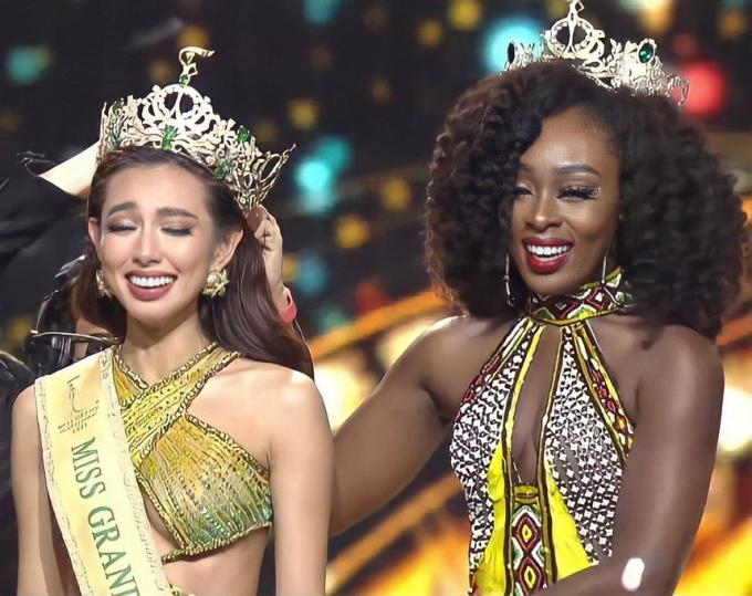 Tối 4/12, chung kết cuộc thi Miss Grand International 2021 (Hoa hậu Hòa bình Quốc tế 2021) diễn ra ở Bangkok, Thái Lan.  Nguyễn Thúc Thùy Tiên - vượt qua 60 thí sinh để đăng quang ngôi vị cao nhất.