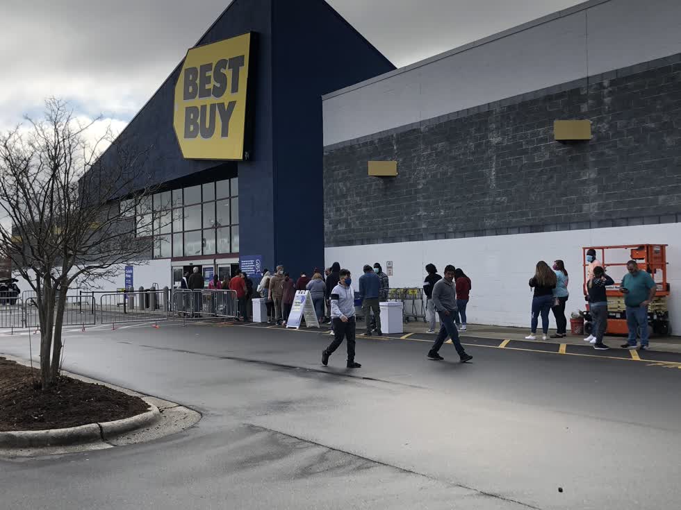  Dòng người xếp hàng bên ngoài cửa hàng Best Buy ở Greensboro, Bắc Carolina vào buổi sáng. Cửa hàng Best Buy mở cửa từ 5 giờ sáng đến 10 giờ tối ngày Black Friday. Ảnh: WFMY