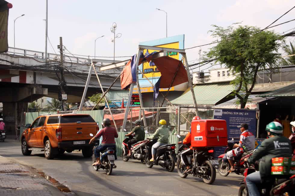 Một đoạn lô cốt dưới gầm cầu Nhị Thiên Đường (quận 6).