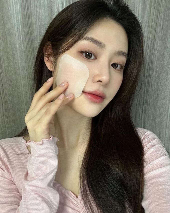 Thêm bước này vào chu trình skincare mùa thu, thao tác chỉ vài giây mà giúp làn da 