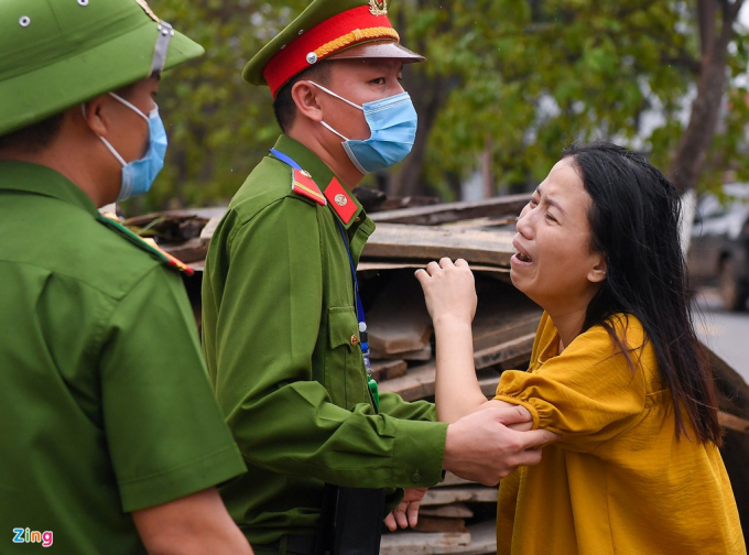 Chị Lê Thị Thúy, vợ của trung úy Lê Cao Cường, lao đến nhà thi đấu khi hay tin thi thể chồng được đưa về đây.