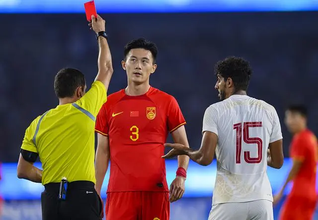 Jiang Shenglong (áo đỏ) nhận thẻ đỏ trong trận đấu với U23 Qatar tại vòng 1/8 môn bóng đá nam Asiad 2022.