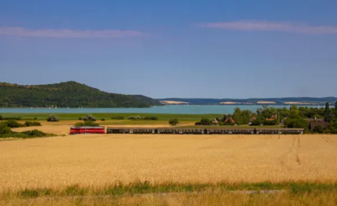 Hồ Balaton và thị trấn Tihany ở phía sau, Hungary. Ảnh: Szalai Andras / Alamy