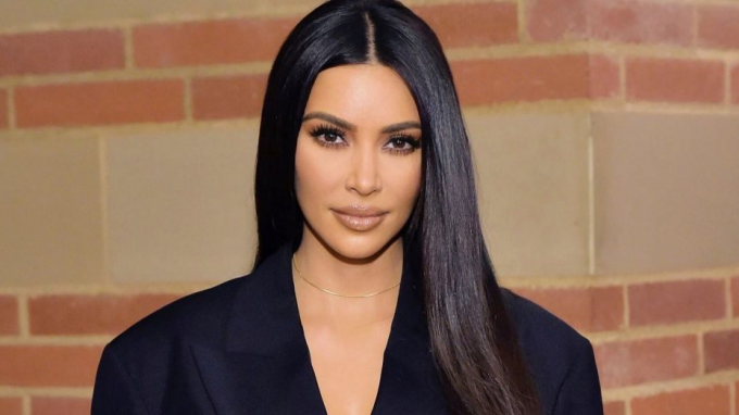 Kim Kardashian đứng hạng bảy với 49,5 triệu USD. Cô cũng xây dựng cho mình một đế chế kinh doanh sản phẩm làm đẹp và quảng cáo trên mạng xã hội thu hút hàng triệu khách hàng trên toàn thế giới. Tháng 6 vừa qua, cô cũng trở thành tỷ phú thế giới.  