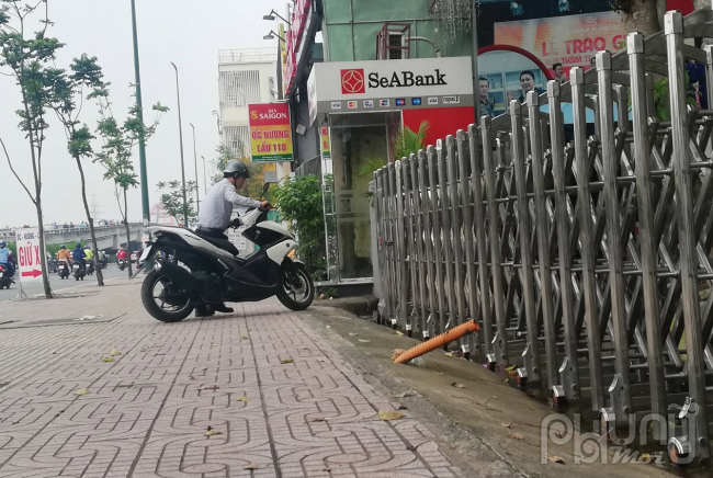 Từ 8h đến 10h sáng, có nhiều nhân viên vẫn đi làm bình thường, thi thoảng có nhiều khách hàng tìm đến đây, đa số đều ăn mặc lịch sự.