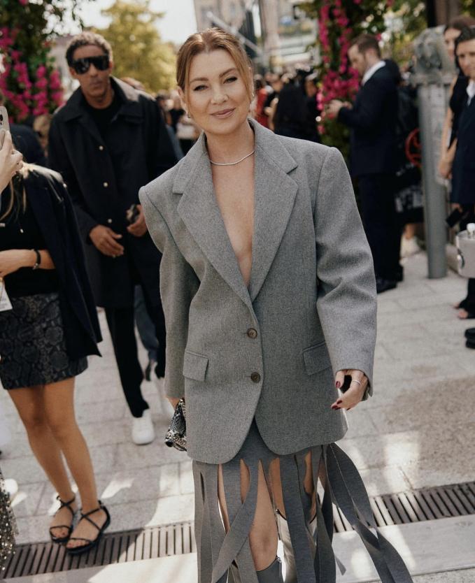 Ellen Pompeo xuất hiện đầy cá tính trong mẫu blazer xám form dáng menswear cùng chân váy tua rua