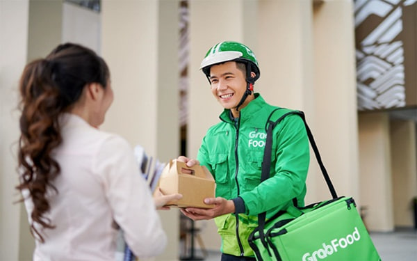 Grab thu phụ phí Tết Nguyên đán 5.000-15.000 đồng - Ảnh 1.