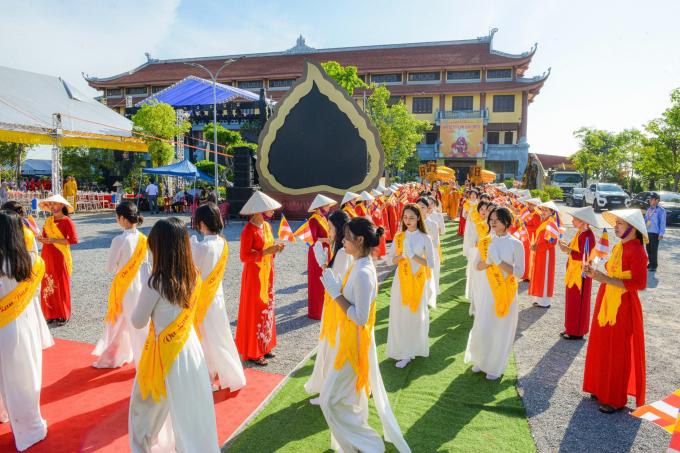 Theo đó, lễ hội bao gồm chuỗi hoạt động đa dạng, ý nghĩa như: Thuyết pháp về tứ trọng ân; nghi lễ cầu quốc thái dân an; tưởng niệm cầu siêu anh linh các Anh hùng liệt sỹ