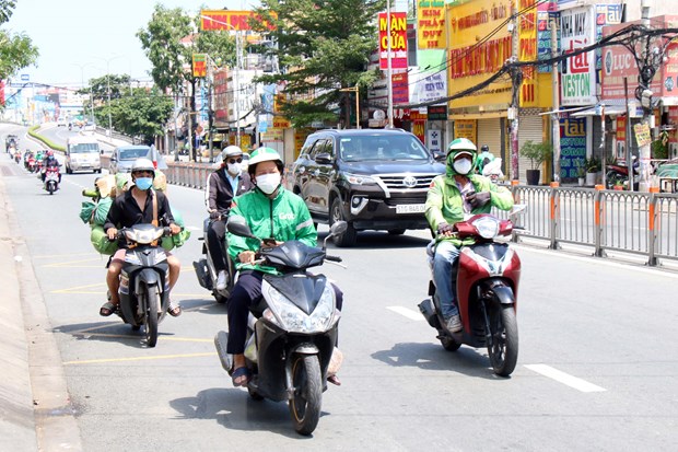   Lực lượng giao hàng công nghệ (shipper) được hoạt động trở lại tại 8 địa phương “vùng đỏ.” (Ảnh: Tiến Lực/TTXVN)  