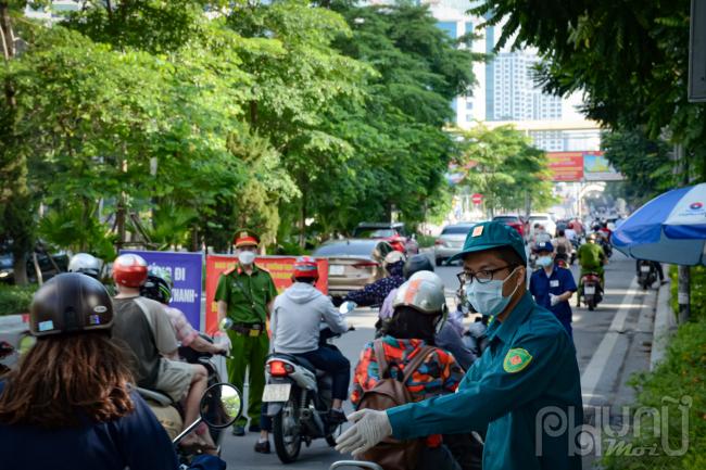 Ngoài việc kiểm tra, kiểm soát, tổ công tác sẽ kết hợp tuyên truyền, hướng dẫn cho những đối tượng thuộc các nhóm được cấp theo mẫu mới gửi hồ sơ đến những nơi cấp giấy đi đường phù hợp như Công an phường, UBND hoặc Phòng CSGT.