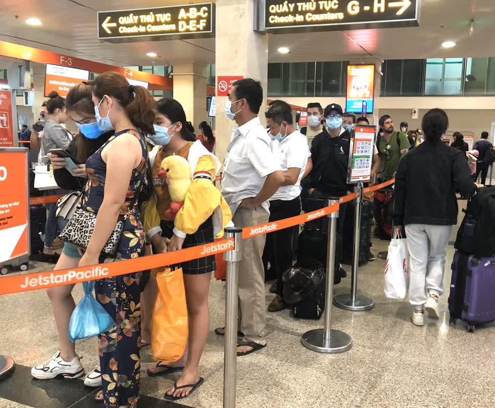 Hàng người chờ làm thủ tục của Jetstar Pacific. Trong đợt giảm giá vé máy bay của các hãng, nhiều người cũng tận dụng cơ hội này để du lịch trong nước. Các tỉnh thành giáp biển và có khí hậu ấm nóng như Bình Định, Phú Yên hay Phú Quốc được nhiều người lựa chọn làm điểm đến.