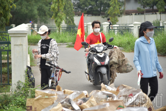 Dùng xe máy để thu gom vì khoảng cách khá xa nơi tập kết rác