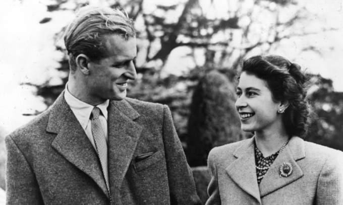 Chuyện tình yêu hơn 70 năm của Nữ hoàng Anh Elizabeth II 