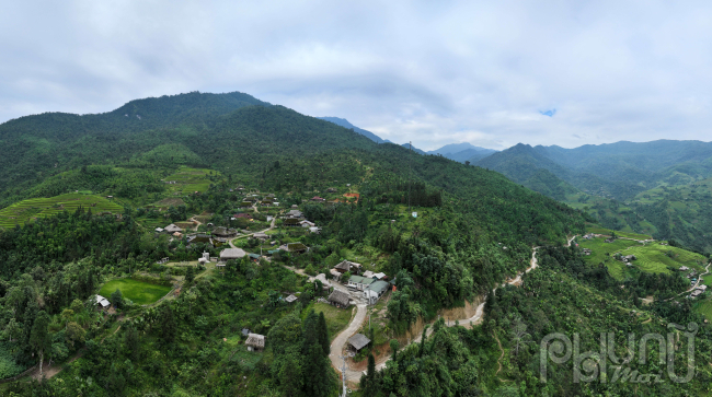 Cách TP Hà Giang hơn 12km về phía Bắc có một bản người Dao (thôn Xà Phìn, xã Phương Tiến, huyện Vị Xuyên, tỉnh Hà Giang) nằm nép mình dưới đỉnh Tây Côn Lĩnh hùng vĩ, nơi sương mù bao phủ quanh năm.