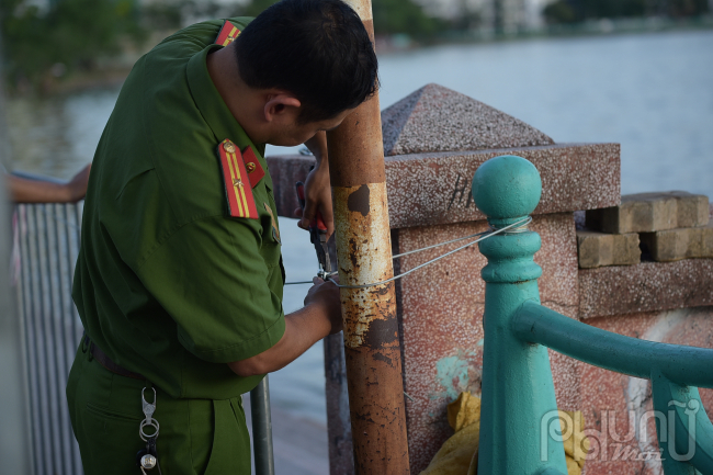 Lực lượng chức năng đã nhanh chóng kéo răng dây thép thành hàng rào ngăn chặn người dân xuống tắm.