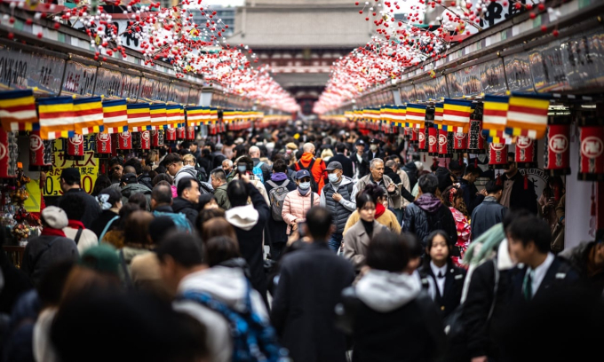 Du khách trên phố mua sắm ở quận Asakusa gần chùa Sensoji, Tokyo.