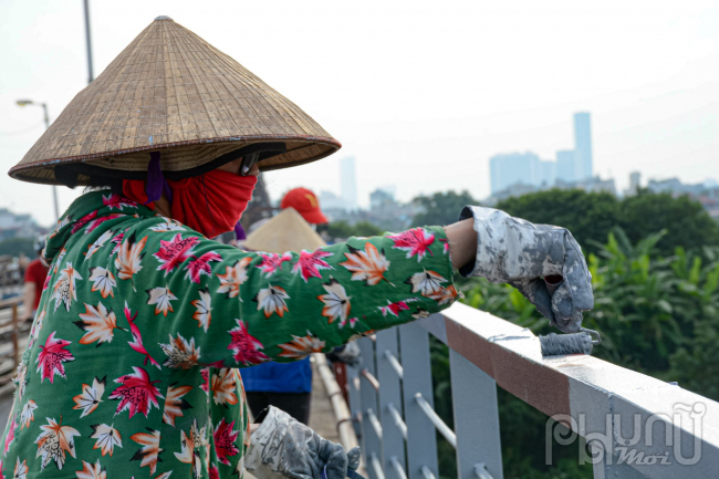 Những ngày gần đây, công nhân đường sắt tất bật với công việc sơn sửa lại lan can cầu Long Biên.