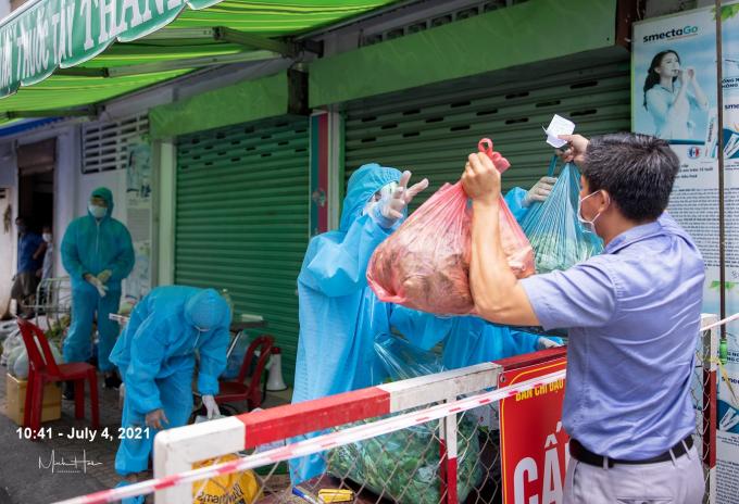         Người thân tiếp tế thực phẩm vào khu vực bị cách ly.        