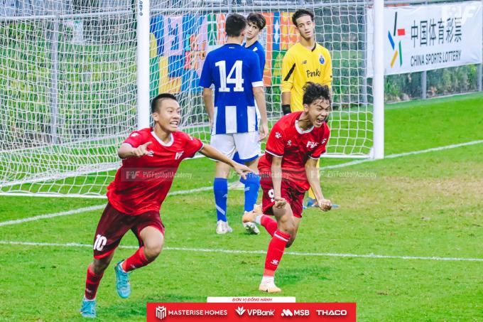 U16 PVF ăn mừng bàn san bằng tỉ số 1-1.