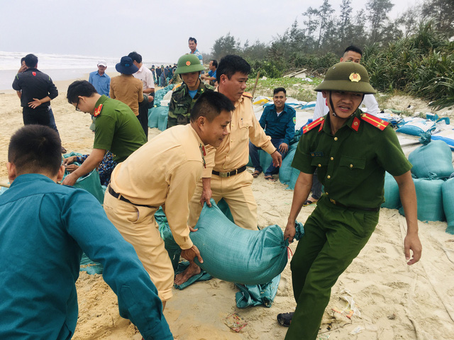 Công an cùng các lực lượng chức năng khác tiến hành gia cố các điểm có nguy cơ sạt lở trước lúc bão đổ bộ. Ảnh: Gia đình Việt Nam