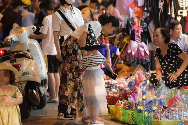 Phố cổ Hà Nội trước Halloween: Không quá đông đúc, không có hiện tượng chen lấn, xô đẩy