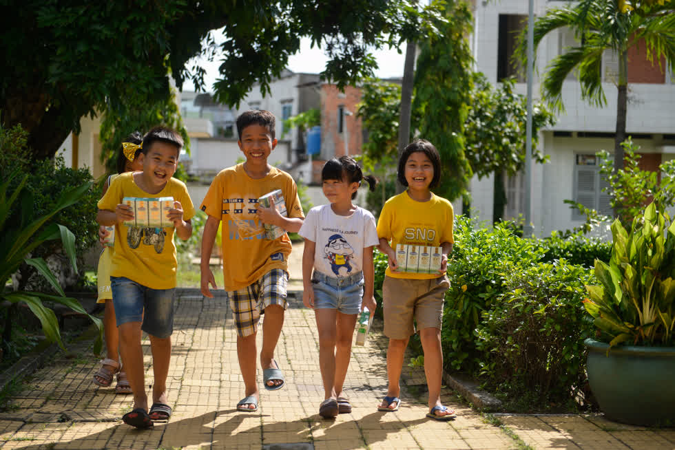 Không riêng gì Trang mà nhiều bạn nhỏ khác cũng hân hoan khi nhận sữa từ chương trình Quỹ sữa Vươn cao Việt Nam và công ty Vinamilk. 