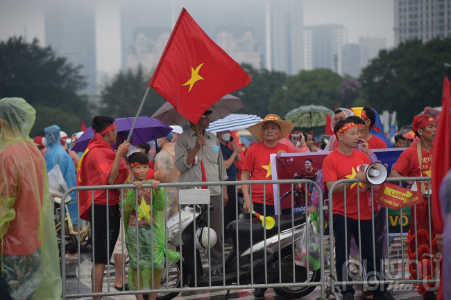 Nhiều người chưa có vé đang ngóng chờ cổ vũ từ bên ngoài hàng rào.