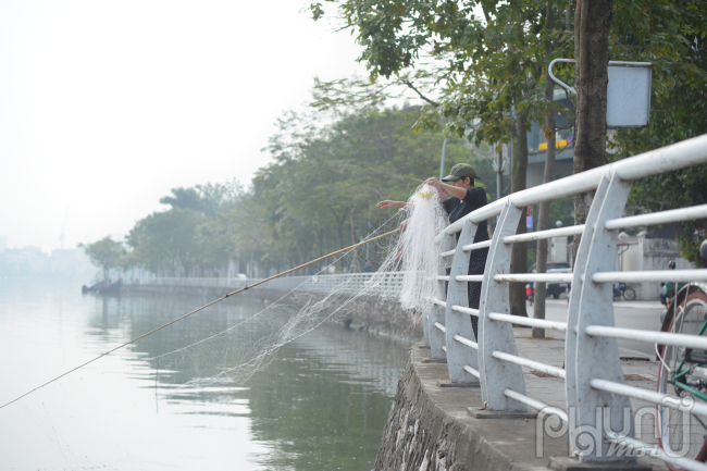 Hay tình trạng người dân thả cá xong, có người đã chờ sẵn thả lưới, bắt lại cá chép vừa phóng sinh, tiếp tục mang bán cho những người khác … rất phản cảm.