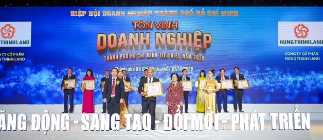   Ông Lê Trọng Khương - Tổng Giám đốc Hưng Thịnh Land nhận cúp và bằng khen giải thưởng Doanh nghiệp TP.HCM tiêu biểu năm 2020 dành cho Hưng Thịnh Land từ bà Trương Mỹ Hoa và ông Dương Anh Đức - Phó Chủ tịch UBND TP.HCM  