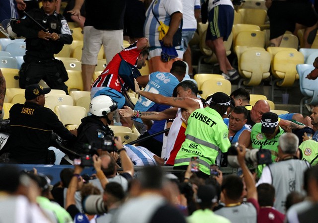 CĐV Argentina và Brazil ẩu đả trên khán đài, Messi vội gọi đồng đội vào đường hầm vì trận đấu tạm hoãn - Ảnh 4.