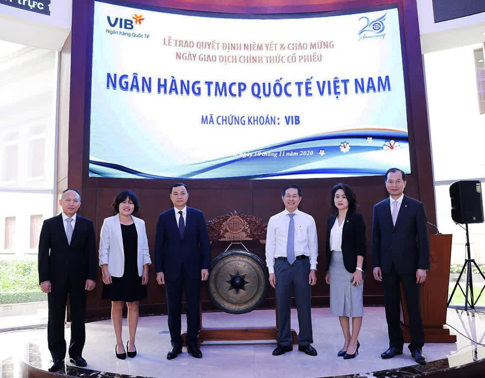 Ban lãnh đạo VIB tại sự kiện niêm yết cổ phiếu lần đầu trên HOSE. Ảnh: VIB