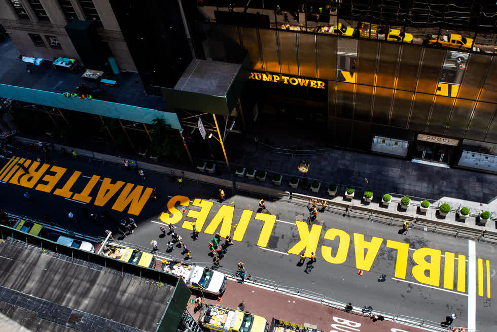 New York, ngày 9/7/2020. Thành phố New York vẽ bức tranh tường Black Lives Matter trên Đại lộ số 5 bên ngoài Tháp Trump. Thông báo của thành phố về bức tranh đã gây ra phản ứng gay gắt từ Tổng thống Trump. Ảnh: Demetrius Freeman/The New York Times